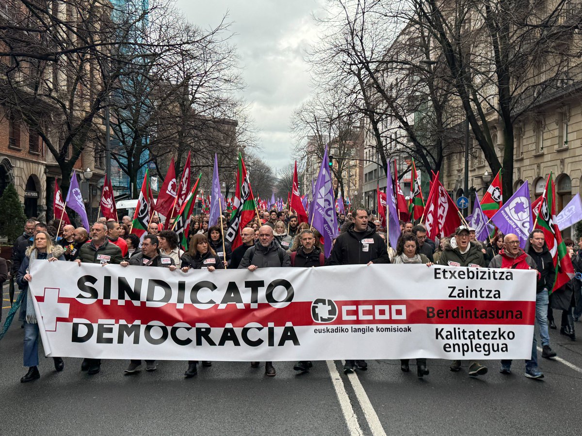 UnaiSordo's tweet photo. Había que estar en la calle. En Logroño, Vigo, Oviedo, Madrid, Bilbao, Sevilla, Toledo o Melilla.
Un país se vertebra desde la canalización de anhelos comunes. Y eso es la mejora de los salarios, los servicios públicos, o la rebaja de los precios de la vivienda. https://t.co/WT7LE587uC