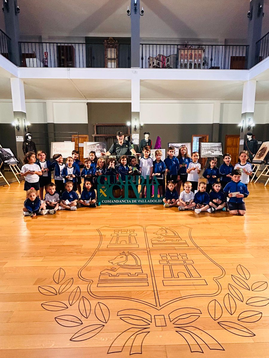 GC062VALLADOLID's tweet photo. 🧍‍♂️📚 Cerca de 150 escolares de Medina de Rioseco han visitado durante estos días la exposición de la Guardia Civil organizada con motivo del #182Aniversario de su fundación

Una iniciativa para acercar a los más jóvenes la historia, el trabajo y los valores de la #GuardiaCivil https://t.co/I1Vt8W5Gf1