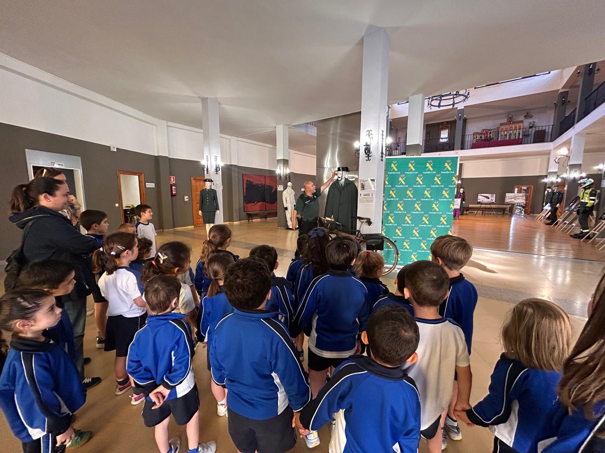 GC062VALLADOLID's tweet photo. 🧍‍♂️📚 Cerca de 150 escolares de Medina de Rioseco han visitado durante estos días la exposición de la Guardia Civil organizada con motivo del #182Aniversario de su fundación

Una iniciativa para acercar a los más jóvenes la historia, el trabajo y los valores de la #GuardiaCivil https://t.co/I1Vt8W5Gf1