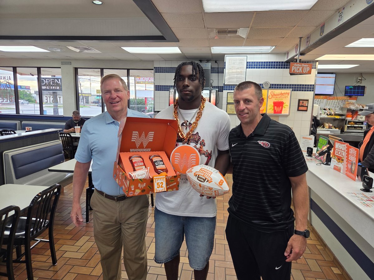 WhataSuperTeam's tweet photo. Congratulations to @memorialtitans LB @TKing2026 on being presented with his @Whataburger Super Team award! Good job!!

@TAMU @AggieFootball @coachbmorgan @portarthurisd @dctf | #WhataSuperTeam | #txhsfb | #dctf https://t.co/Koc9VdjQPc