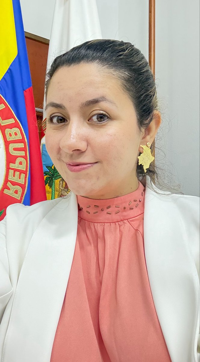 TeFiS23's tweet photo. … orgullosa de mis aretas y justo al lado de la banderita ☺️ https://t.co/sujfLtOBli