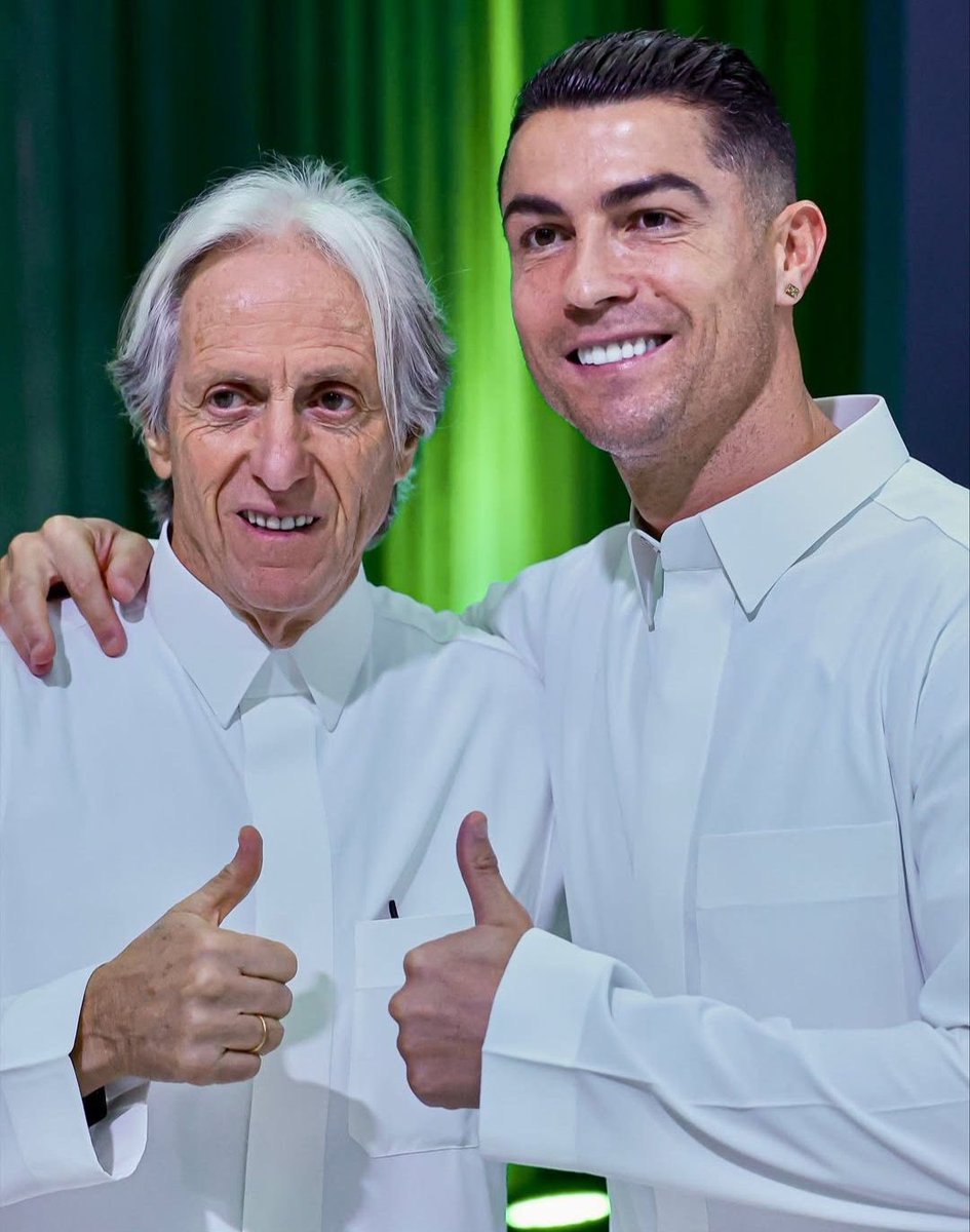 ActuCR7_'s tweet photo. 🚨 Cristiano Ronaldo était au courant de la volonté de Jorge Jesus de quitter Al Nassr et aurait tenté de le convaincre de rester une saison supplémentaire, afin de préserver la stabilité du projet. 🇸🇦

CR7 devrait également être impliqué dans le choix du prochain entraîneur du club. 🔜

Un coach portugais de très haut niveau ferait partie des options envisagées pour prendre la relève. 😌🇵🇹

(Source : 365Scores Arabic)