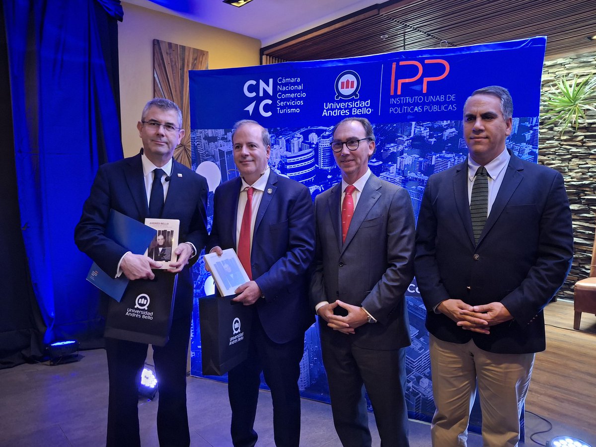ippunab's tweet photo. 📍Hoy, nuestro director ejecutivo, @raulfiguersa, entrega las palabras de bienvenida en el Foro Internacional “Vínculo Crítico: Crimen Organizado y Comercio Ilícito”, organizado por @camaranacional e IPP UNAB. https://t.co/Je98Mvb0qy