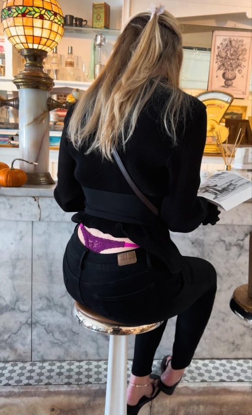 WhaleTailzY's tweet photo. #whaletail #thong #thongslip #exposedthong https://t.co/6lrMC4CAvi