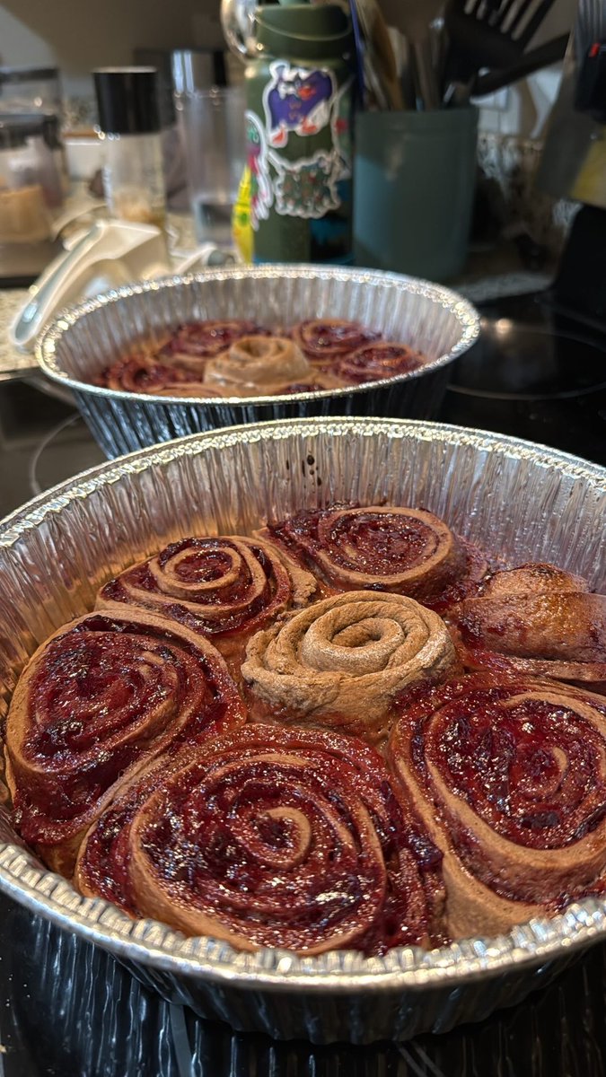 Ganthion's tweet photo. A little chocolate cherry roll! Homemade cherry jam filling and a chocolate/cherry icing! https://t.co/LtlRh4HjPL