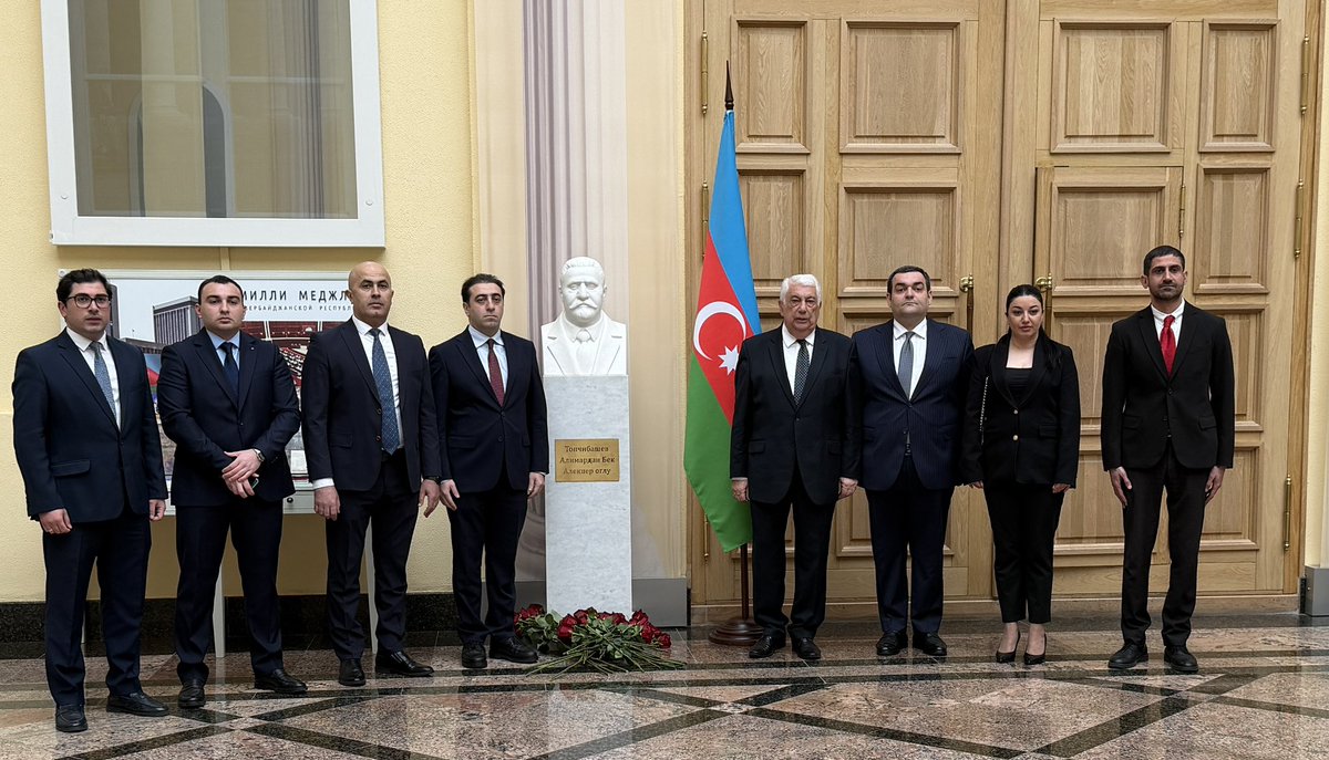 azconsulatespb's tweet photo. 🇦🇿 28 May - Müstəqillik Günündə müstəqil Azərbaycanın banisi Ümummilli Lider Heydər Əliyevin barelyefi və Azərbaycan Demokratik Respublikasının 2-ci xarici işlər naziri və Parlamentinin ilk sədri Əlimərdan bəy Topçubaşovun büstü hörmət və ehtiramla ziyarət edilmişdir. https://t.co/WMt2Sv62fQ