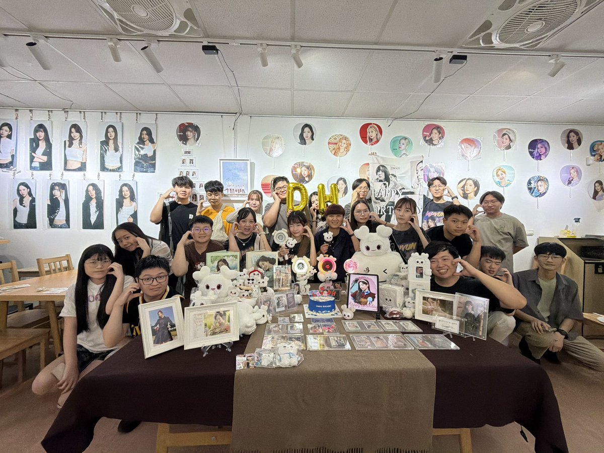 azlife0127's tweet photo. 2026.05.28
HAPPY  DAHYUN  DAY  IN  TAIPEI 

「人生帶來淚水，笑容與回憶。
淚水終會乾枯，微笑也會淡去。
唯有回憶，在時間裡長久停留。」
-Kimdahyun 金多賢 

#HAPPYDAHYUNDAY
#HAPPY_DAHYUN_DAY_2026
#DAHYUN
#다현
#KIMDAHYUN https://t.co/M7M3vlC5KY