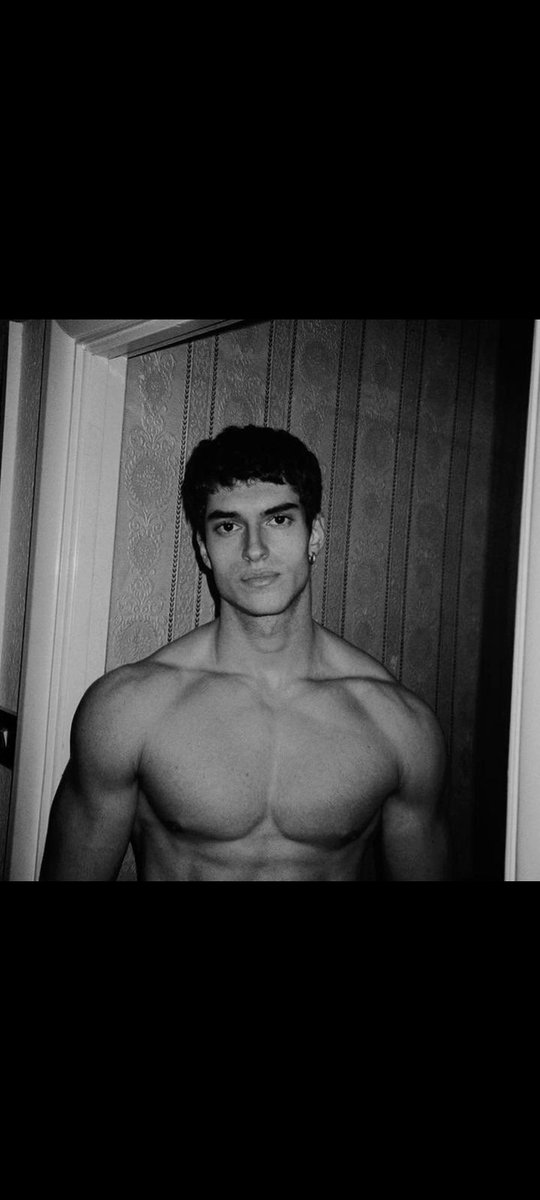 BatmanHealthist's tweet photo. "Why are you so obsessed with staying lean?"

Because I spent 2 years bulking, got strong, looked average.

Then I spent 6 months cutting, got lean, looked incredible.

Now I know the truth:

Strength under fat = wasted effort

Decent muscle Mass  at low body fat = aesthetic https://t.co/uwRZ0yZLAE