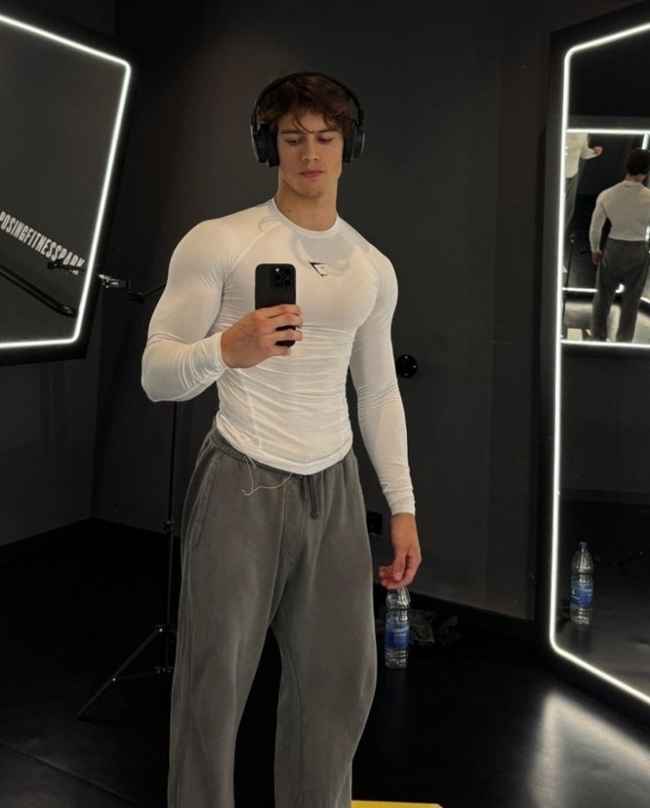BatmanHealthist's tweet photo. "Why are you so obsessed with staying lean?"

Because I spent 2 years bulking, got strong, looked average.

Then I spent 6 months cutting, got lean, looked incredible.

Now I know the truth:

Strength under fat = wasted effort

Decent muscle Mass  at low body fat = aesthetic https://t.co/uwRZ0yZLAE