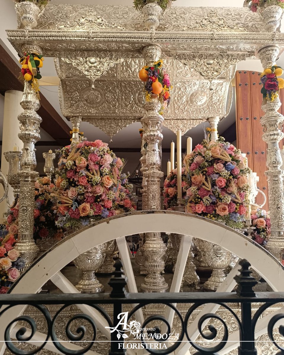 FloristaMendoza's tweet photo. #ROCÍO2026 | @ROCIODEGINES 

“Tu ya sabes quiénes somos, venimos de Gines a verte.”

Exorno floral de la carreta del Simpecado para postrarse ante la Santísima Virgen del Rocío.

#AntonioMendoza #Floristería #Sevilla https://t.co/iF2fAzfg7J