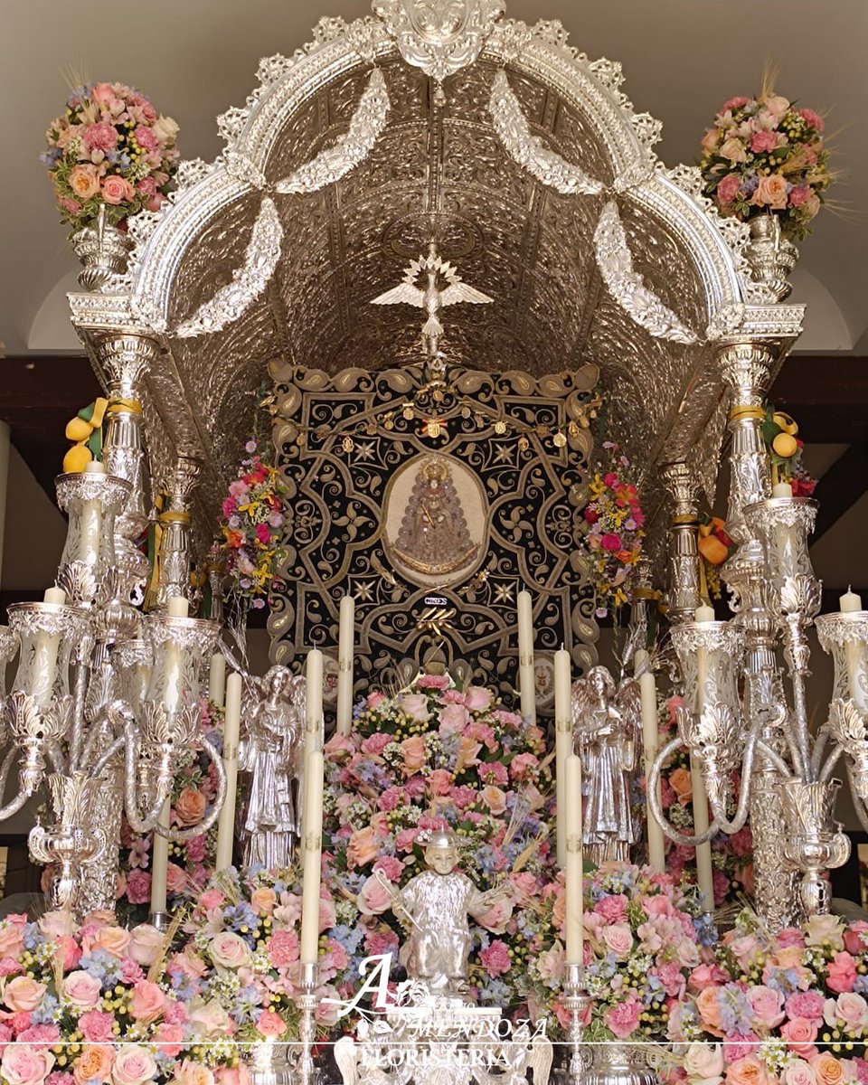 FloristaMendoza's tweet photo. #ROCÍO2026 | @ROCIODEGINES 

“Tu ya sabes quiénes somos, venimos de Gines a verte.”

Exorno floral de la carreta del Simpecado para postrarse ante la Santísima Virgen del Rocío.

#AntonioMendoza #Floristería #Sevilla https://t.co/iF2fAzfg7J