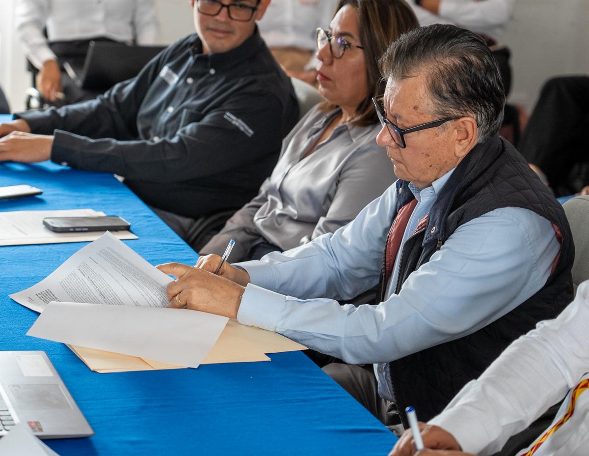 ConaguaOCPSur's tweet photo. Atendiendo la normatividad del #Proagua 2026, en coordinación del @GobOax, por medio de la @CEABIENESTAR y presidentes municipales de #Oaxaca, se firmaron los anexos técnicos y de ejecución que formalizan las acciones para el presente ejercicio. 📄🤝

@HonestidadOax @SEFINGobOax https://t.co/4yGUj1yrqb