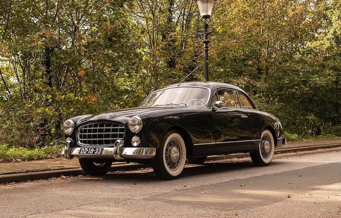rarecarsonly's tweet photo. Full post: https://t.co/0yST3TTr03

This 1953 Ford Comète is one of the most fascinating collaborations to emerge from postwar Europe. What made the Comète especially unique was its stunning bodywork, crafted by FACEL-Métallon, the French coachbuilder. 

📸 @zoabmagazine https://t.co/WgTtfVrSMf