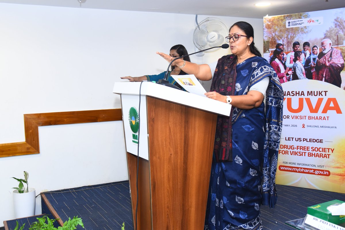 MYBharatHQ's tweet photo. At the Nasha Mukti Pledge Ceremony during the #NashaMuktYuva for Viksit Bharat Conclave, Shillong, youth leaders, officials, civil society organisations &amp; NGOs came together with one shared resolve - A Drug Free India, A Viksit Bharat.  

“I pledge. We pledge. India pledges.” https://t.co/lP2VOaOHW2