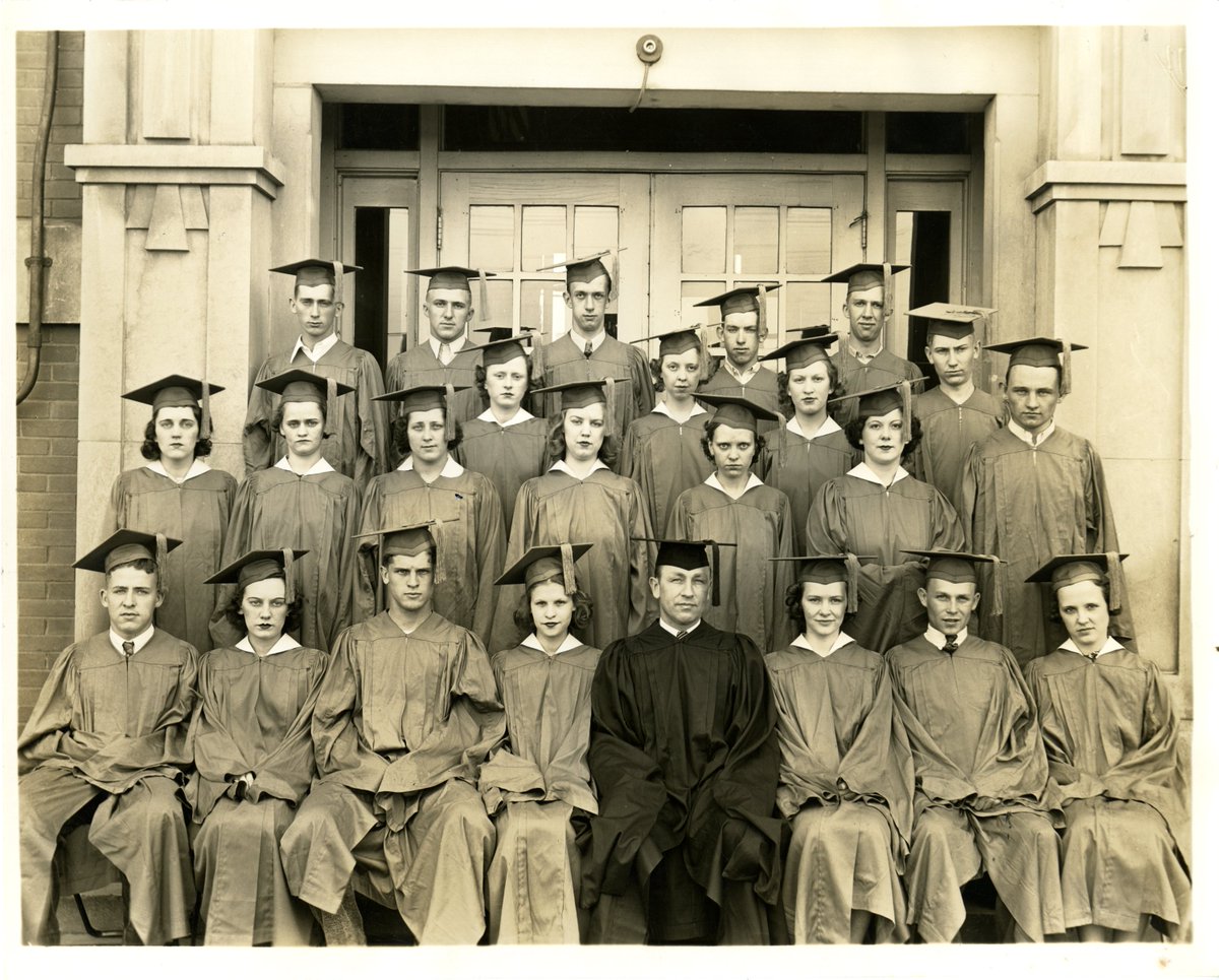 AvonLibrary's tweet photo. Throwback Thursday!!

Photograph of the Graduating Class of Avon High School, 1938.
#ThrowbackThursday #AvonLibraryHasThat https://t.co/kvEe72NIp9