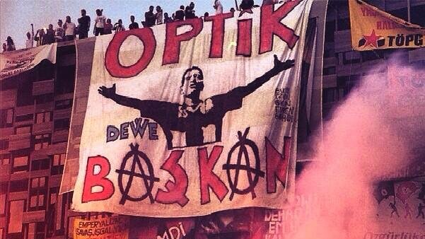 e_daktilo's tweet photo. 2011 yılıydı.
Ali Sami Yen stadı yıkılmıştı.
Şişli çevre gönüllüleri ve Çarşı ortaklaşa etkinlik kararı almış ve çağrı yapmıştı;
"Ali Sami Yen Park olsun"
Çarşı bu çağrıyı web sitesinde yayınlamıştı.
Forum sayfasında etkinliğe ilişkin düşünceler paylaşıliyordu :
"Ben geliyorum"

"Ben gelemiyorum ama kalbim sizinle"

"Nefes alacak yer bırakın ulan"

"Deprem olsa Şişlide kaçacak yerimiz yok,haberiniz var mı "

Bir çok Beşiktaşlı bu etkinliğe destek veriyordu.

Ancak biri kızmıştı "Kardeşim Şişli en kıymetli bölge,tabiki plaza veya iş merkezi yapılacak,boş işlerle uğraşmayın"

Bu cümlenin altında başka biri şunu yazmıştı "Sen Londrayı gördün mü "

...

Biz o etkinliğe gittik.

Sayımız azdı.

Çoşkumuz çok.

Bağırdık,çağırdık.

Sesimizi duyan olmadı.Gazeteler hiç yazmadı.

Olsun.

Mesele sadece park değildi.En azından onu biliyorduk.

Benim aklımda "Londrayı gördün mü " cümlesi asılı kaldı.

...

Bir kaç ay sonra Londraya yolum düştü..

Londra'da sayısız park var.Bir çoğu Taksim kadar.

Hyde Park en bilinenidir.

Hyde Park nerede ? Paranın mabedi olan Londranın göbeğinde.

İnsanlar on yıllarca direnmişler,dayanmışlar,karşı çıkmışlar ve  bir çevre bilinci oluşturmuşlar.

Şimdi biri çıksın desin ki ; Hyde Park'a AVM yapacağız. O dakika aklını alırlar,akılsız kalır..

İnanın bizde olsa sağından,solundan  çoktan betona boğmuştuk Hyde Parkı.

Ve biz  ne zaman gitsek Hyde Park'a  her defasında  yas tuttuk betona boğulmuş canım İstanbula.

...

Gezi'nin üzerinden koca 13  yıl  geçti.
GEZİ hala  dimdik ayakta. Ruhu her yere sinmiş durumda. Geçen hafta Bilgi Üniverstesindeydi mesela.
Gezi muktedirin en büyük korkusu hala...
...
Ve bir kez daha Gezide,
Direnen ve düşen  yiğit kardeşlerimizin anılarına ve elbette ÖLÜMSÜZ Amigo Optik Başkana saygıyla..
Şövalye ruhlu semtin çocuklarına selam olsun.