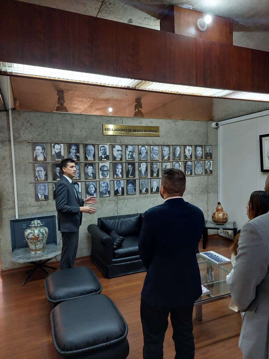 EmbaMexBra's tweet photo. La Embajada de México 🇲🇽 recibió a un grupo de posgrado en Derecho de la UNIFOR. Guiados por el diplomático Andrés Medellín, los estudiantes conocieron la dinámica institucional y la agenda de cooperación bilateral entre ambos países. 🎓🇧🇷 https://t.co/xgLVfe4HnU