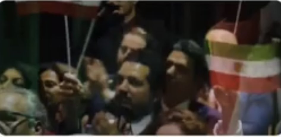 saramobarez11's tweet photo. جوون و کشته ندادیم که با باند رفسنجانی و ظریف سازش کنیما..!
اپوزیسیون بوی خون بوی رانت بوی کلاهبرداری فساد سیاسی میده
با چه حقی یاسین رامین که هزاران نوزاد توسط شیرخشک‌های فاسدش فوت شدن تو مونیخ در کنار خانواده‌های جاویدنام نشوندن..!!
#اپوزیسیون_فیک #جاویدشاه https://t.co/AhryUsAJt6