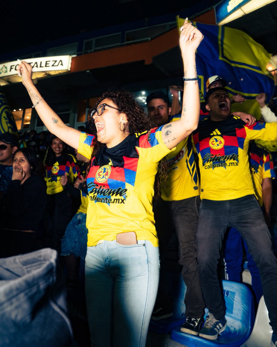 AmericaFemenil's tweet photo. Juntas lo hicimos. 💙💛

La conexión entre afición y equipo se sintió increíble.
Gracias por estar siempre con nosotras. 

Te hace falta vivir esto.
Te hace falta ver más fútbol femenil. ⚽🦅 https://t.co/n3RsCHSTcg