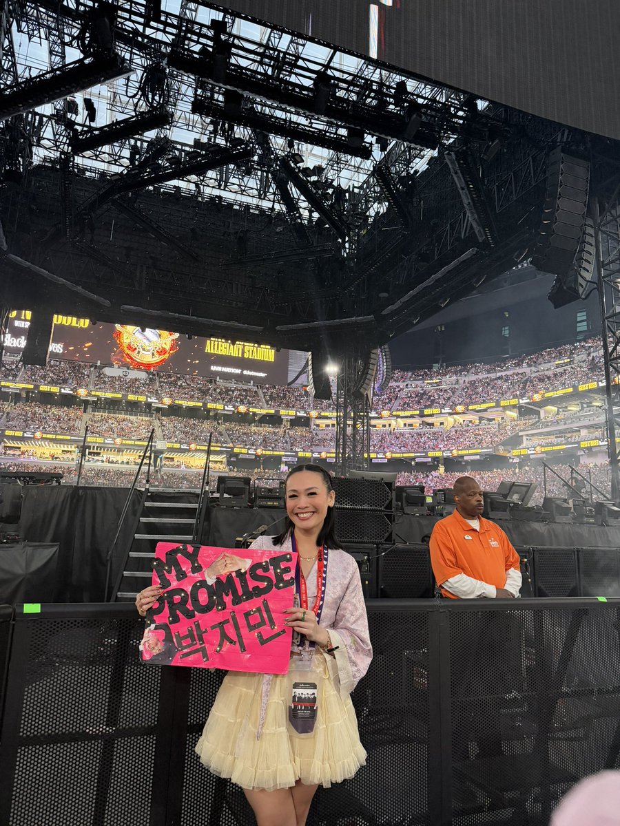 prkjms's tweet photo. 2019 LOVE YOURSELF tour -> 
2026 ARIRANG tour 

I’ll love my tannies forever 🥹🤘🏻 @BTS_twt https://t.co/beiDrGXSkH