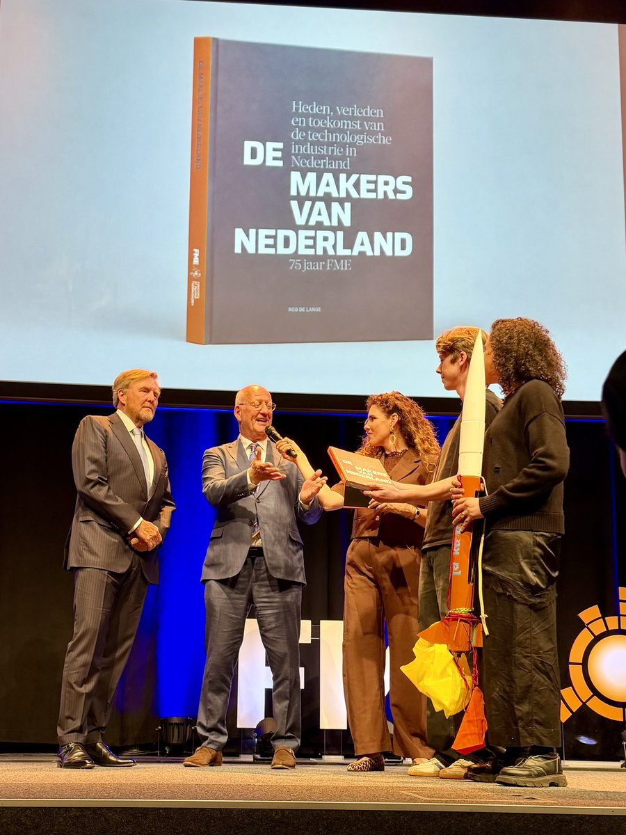 WouterKolff's tweet photo. Vandaag werd het 75-jarig bestaan van de FME gevierd, de ondernemersorganisatie voor bedrijven in de technologische industrie. Al 75 jaar zet deze organisatie zich samen met de leden in voor een sterke technologische industrie. Een industrie die werkt aan oplossingen voor grote maatschappelijke uitdagingen en bouwt aan duurzame groei, innovatiekracht en het verdienvermogen van Nederland. Het jubileum werd bijgewoond door Zijne Majesteit de Koning, die ik samen met burgemeester Jan van Zanen ontving in het @louwmanmuseum. @zuid_holland