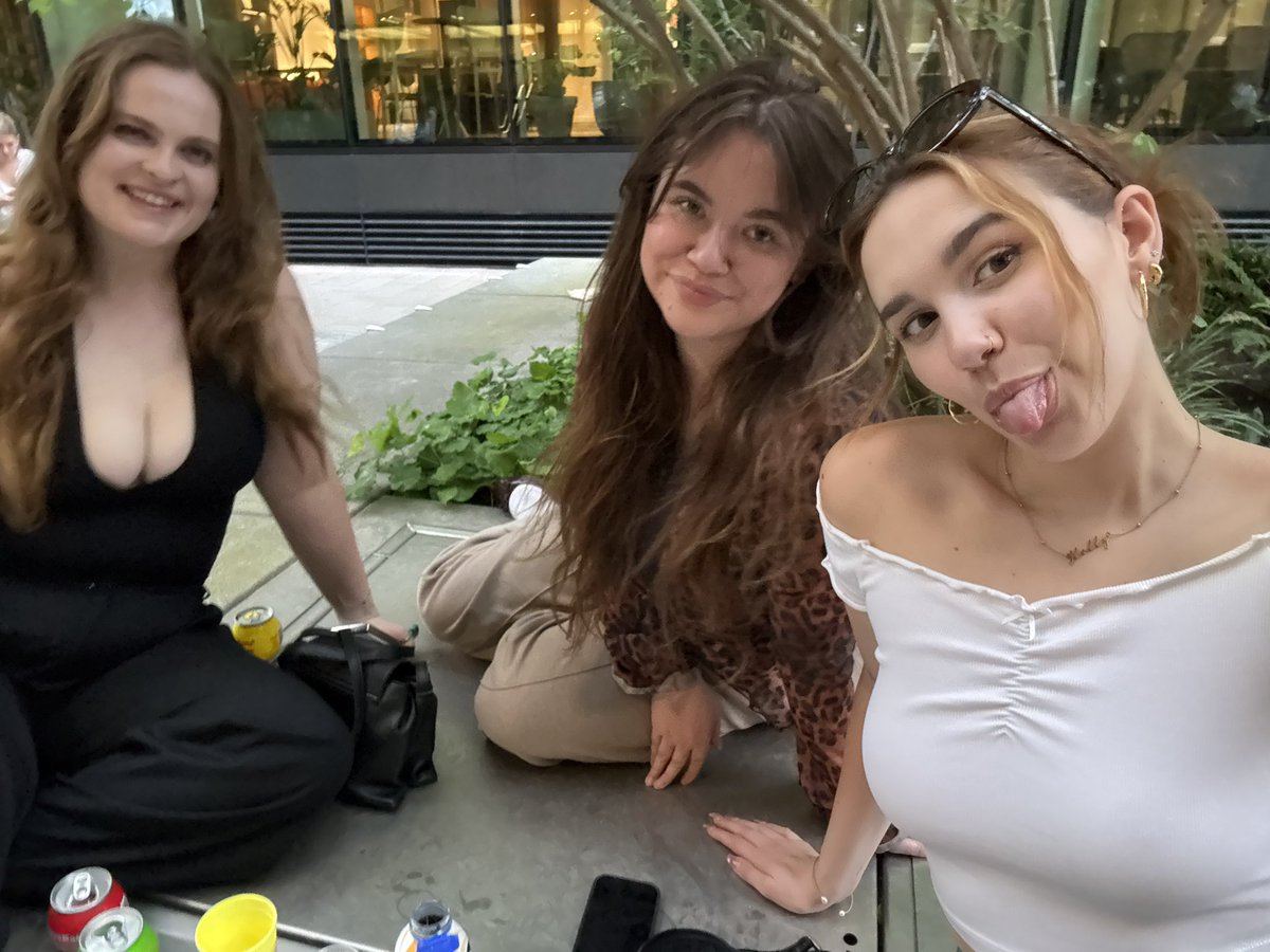 jayn2222's tweet photo. The Twitter girls are OWT @lialalarara @kittyxc6kr https://t.co/kh9qP45fZo