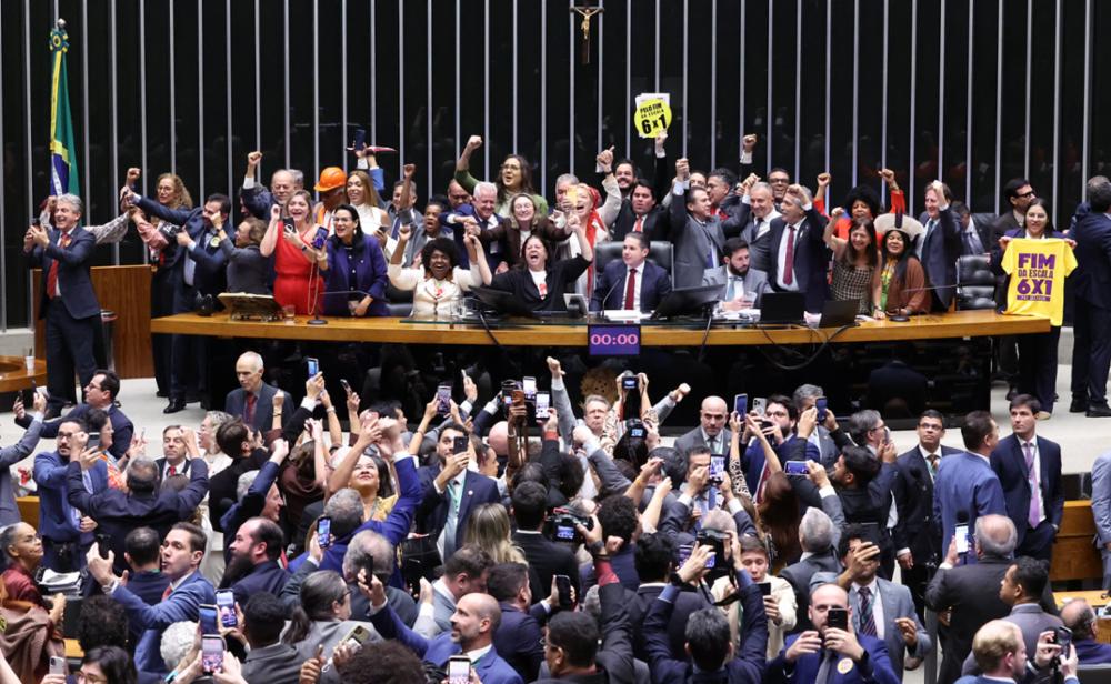 andessindicato's tweet photo. FIM DA ESCALA 6X1 | A Câmara dos Deputados aprovou, em dois turnos, a redução da jornada de trabalho para 40 horas semanais, distribuídas em cinco dias, com dois dias de descanso remunerado, acabando com a escala 6x1.

Saiba mais: https://t.co/hE2ABTFcC2 https://t.co/s6DZ8smRih