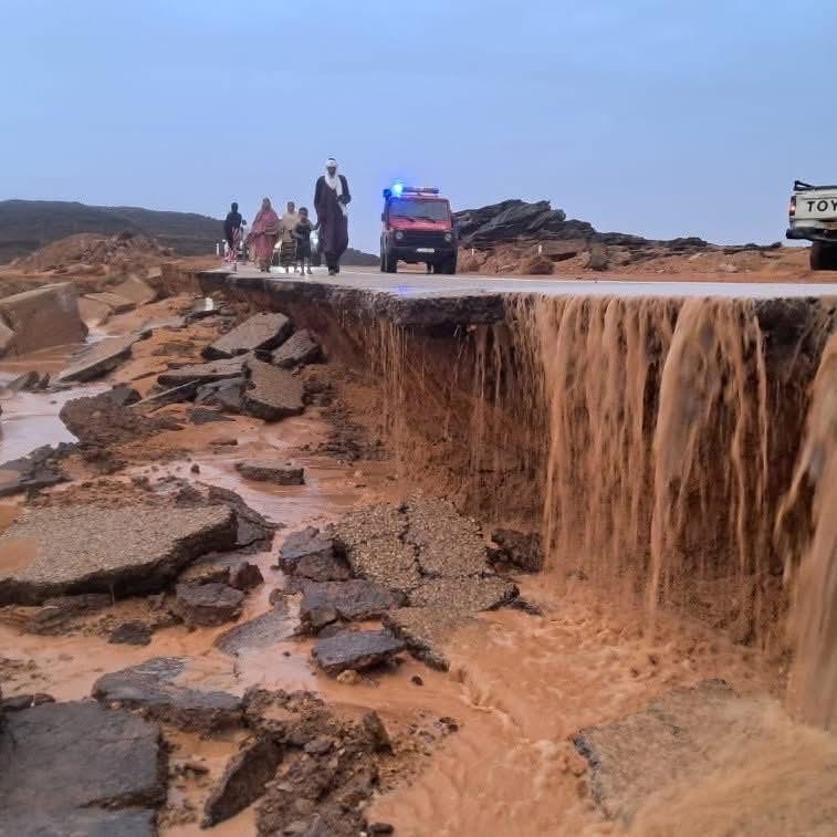 MessirHamid's tweet photo. Pluies à #Illizi ce jeudi 28 mai 2026: La RN03 endommagée au PK15 en direction de #Djanet en raison de crues et de #glissements de terrain, rendant la circulation difficile. Le #BMS jusqu’à 50 mm de #pluie sur #Illizi et #Djanet reste valide jusqu’à vendredi 29 mai 2026 à 12h. https://t.co/KIHu42acPs
