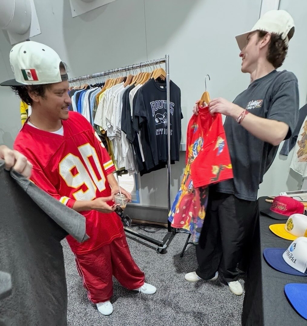 marschives's tweet photo. 🇨🇦 Premier curated clothing store; Vintage 905, shares backstage images of the Silk Sonic duo; Anderson .Paak &amp; Bruno Mars, perusing their collection of vintage graphic-tees/sportswear pieces during their ‘The Romantic Tour’ visit at the Rogers Stadium in Toronto.

© Vintage 905 https://t.co/FXgNEL2m1X
