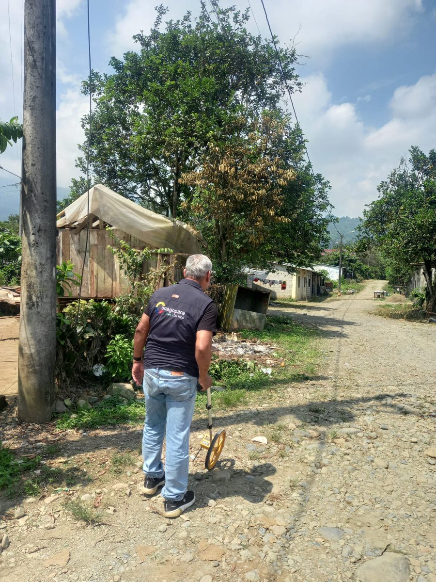 ConagopareLR's tweet photo. 📍 En La Esmeralda, cantón Montalvo, se realizó una visita técnica para el levantamiento de información orientada a proyectos de aceras y bordillos, en atención a la solicitud del GADPR La Esmeralda. La actividad contó con el apoyo técnico de CONAGOPARE Los Ríos. 🤝 https://t.co/vFAwhmbrNi