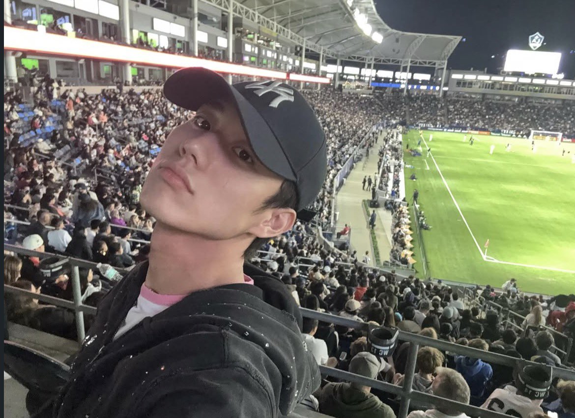 anitiny_'s tweet photo. so happy intak had time to go to a football match after we talked about football and football matches during a fancall two weeks ago🥺

#INTAK #인타 #피원하모니 https://t.co/6rHgdtIu3m