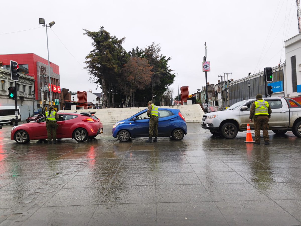 CarabMagallanes's tweet photo. Esta tarde, @Carabdechile de la 5a Comisaría #COP #Magallanes realizó servicios preventivos en el casco histórico de la ciudad, efectuando controles vehiculares y de identidad, fiscalizando posibles incivilidades. Entregando mayor seguridad a los vecinos.
#OrdenyPatria https://t.co/7KGGTJcY1w