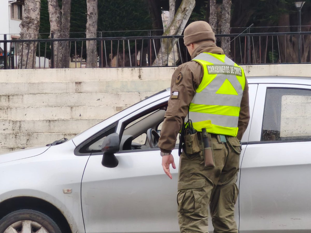 CarabMagallanes's tweet photo. Esta tarde, @Carabdechile de la 5a Comisaría #COP #Magallanes realizó servicios preventivos en el casco histórico de la ciudad, efectuando controles vehiculares y de identidad, fiscalizando posibles incivilidades. Entregando mayor seguridad a los vecinos.
#OrdenyPatria https://t.co/7KGGTJcY1w