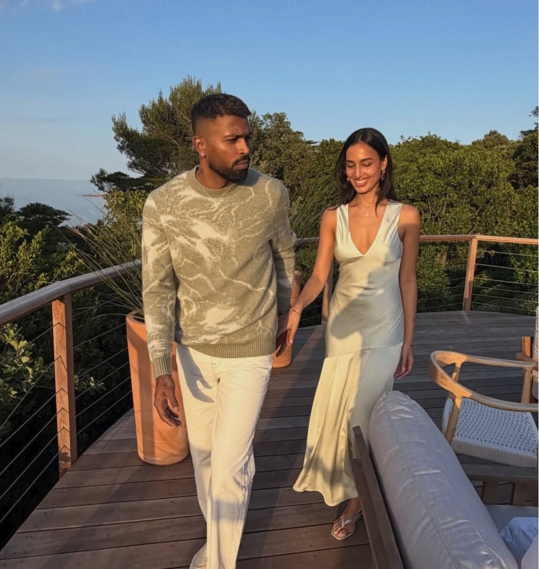 Anshulydv02's tweet photo. Hardik Pandya के तो अलग ही मजे चल रहे हैं🤣😂

पूरा IPL सीजन रोमांस की खबरों में छाए रहे
और अब IPL खत्म होते ही विदेश में घूमने निकल दिए माहिका शर्मा के साथ 

महिला ने कहा मुझे गिरने से बचाया मेरे जीवन साथी ने

उधर IPL खत्म हुआ
और हार्दिक की Love Story शुरू हो...See More https://t.co/7iWjHffe7w