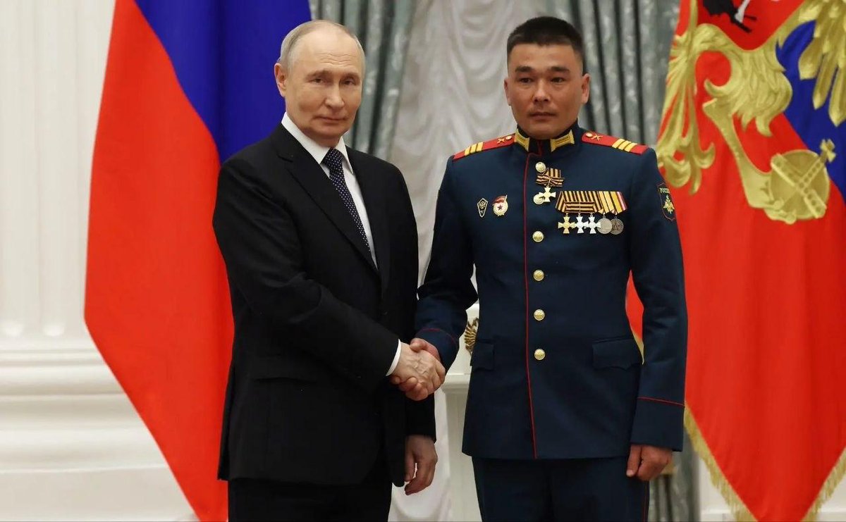 TStirlica89368's tweet photo. Боец из Бурятии Николай Куменов стал первым в России полным кавалером Георгиевского креста. https://t.co/olAnGd9vif