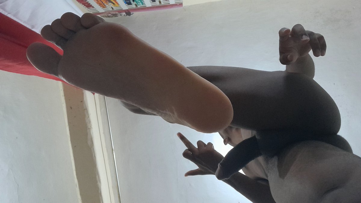 FindomLucas's tweet photo. Olha pra cima, bem aqui verme e implore por atenção minhas bixinha, todos sabemos que vocês tão com rabo no cio pra lamber esse pezão, afinal é instinto natural de vocês!!

#Findom #Alfha #alpha #CashMaster #Dom #submissao https://t.co/tXofLq9B3t