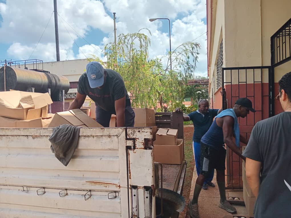 MincinCuba's tweet photo. Se entrega donativo de alimentos al hospital Juan Manuel Márquez para apoyar a pacientes y personal médico que día a día luchan por la salud.

#ComercioCuba #QueNadieQuedeAtrás https://t.co/17XmCIE64y
