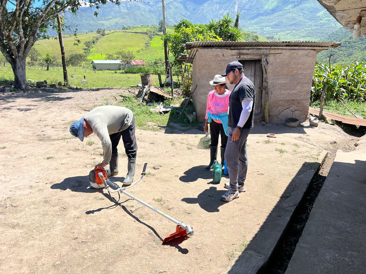 Agricultura_CZ6's tweet photo. #Azuay | Aseguramos el desarrollo técnico del sector pecuario. 

Mediante visitas de seguimiento, constatamos el buen uso de los paquetes tecnológicos pecuarios entregados a los productores de Ñugropamba #Pucará, garantizando la sostenibilidad de la actividad ganadera. https://t.co/Ldwv8jfZu0