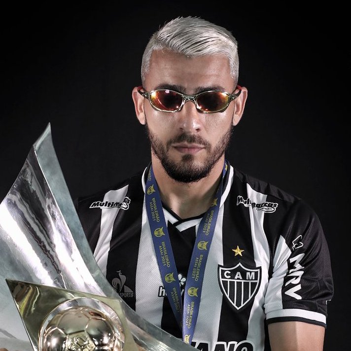 ogalista's tweet photo. A imagem do Junior Alonso que ficará nos nossos corações é a primeira. Infelizmente, o ídolo morreu na guerra da Rússia/Ucrânia e foi substituído por Ivan Ivanov, um primo perdido que descobriu por lá e que supostamente é parecido (segunda imagem). Hasta siempre, comandante. https://t.co/6hgMJeHMhh