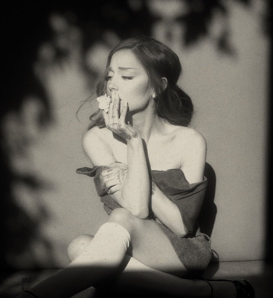 GrandeTourNews's tweet photo. Sorry if I made me your type. Yeah, I hate that I made you love me, cause I barely tried. What’s happening now? You studied my crown and borrowed my body. 
#hatethatimadeyouloveme ꕤ https://t.co/FtfEHcJLfw