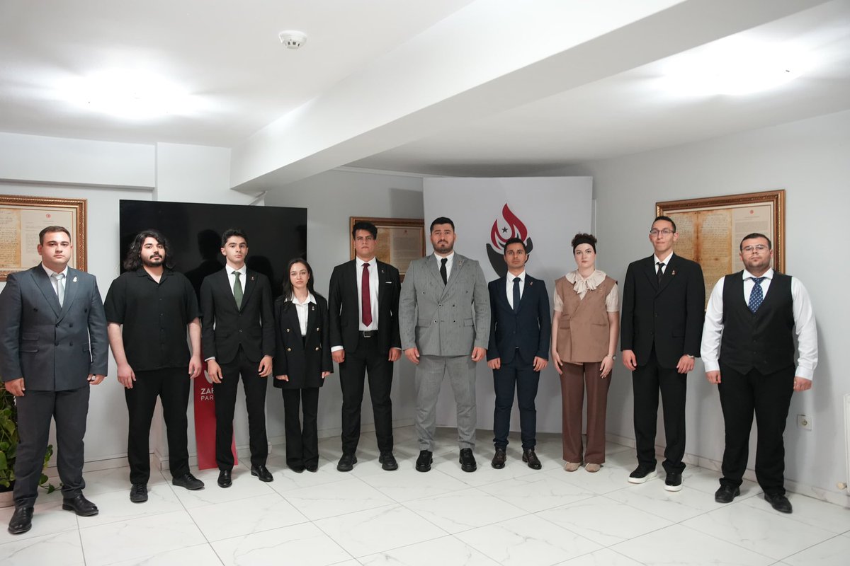 zpgencresmi's tweet photo. Başta Genel Başkanımız Mustafa Can Küçük olmak üzere; Genel Başkan Yardımcılarımız Ece Nur Aydın, Doğukan Özbay ve Yusuf Can Bahadırlıoğlu’na, Gençlik Kolları Sözcümüz Sıla Akbaba’ya ve Ankara Gençlik Kolları İl Başkan Yardımcımız Yavuz Selim Okatan’a, siyasi partiler arası geleneksel bayramlaşma programında üstlendikleri görevler dolayısıyla teşekkür ederiz.

Ayrıca Genel Merkezimizde bulunarak bu anlamlı ve önemli günde görev alan tüm teşkilat mensuplarımıza da teşekkür ederiz.

Böylesine önem arz eden günlerde gençlik kollarımızın parti heyetimizi temsilen aktif şekilde görev alması; partimizin gençliğe verdiği önemi, gençlik kollarımızın teşkilat içerisindeki değerini ve konumunu bir kez daha açıkça göstermiştir.

Zafer Gençliği olarak bizler de bu güvene ve öneme layık olabilmek adına; Atatürk’ün çizdiği yolda, Genel Başkanımızın liderliğinde, vatanımız ve aziz Türk milleti için durmaksızın çalışmayı sürdüreceğiz.