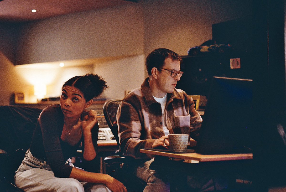 brookecombe's tweet photo. Wiv me mates doin tunes x  @kempstonstreet 

📸 - @DreamMachineHQ https://t.co/WpS2iOu13J