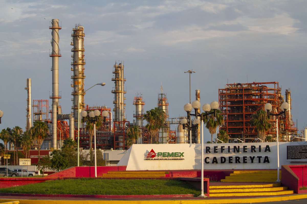 OpinionLSR's tweet photo. Katherine Olvera en su columna señala que mientras se prioriza transportar gas importado, la inversión de Pemex en exploración y producción alcanzó en 2025 su nivel más bajo del periodo: 29 mil 318 mdp, es decir, 0.10% del PIB. ✍️ @katolvr @ciepmx #OpiniónLSR https://t.co/S7NgwFjImO