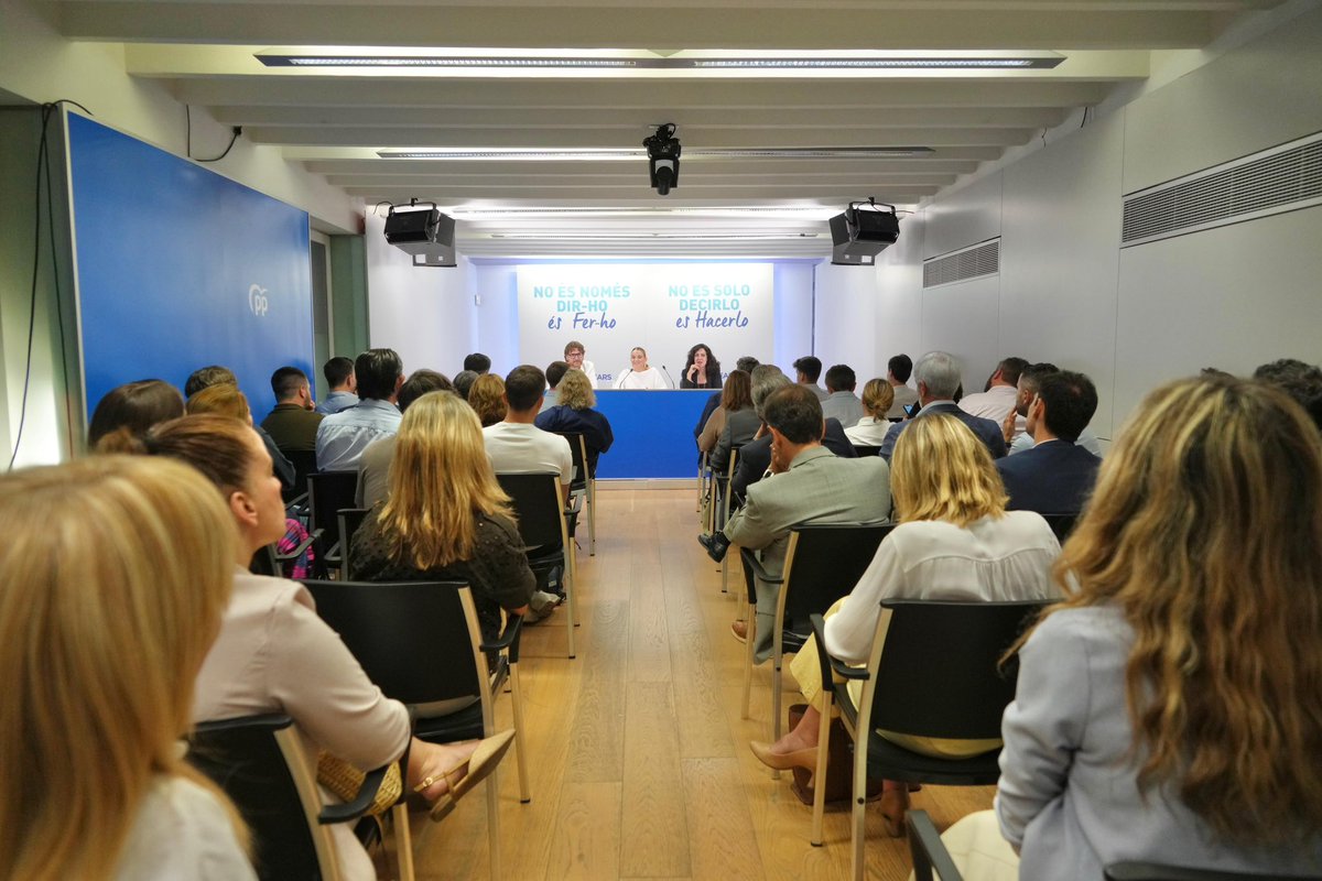 PPdeMallorca's tweet photo. 💙 El @ppbalears ha celebrat avui el seu Comitè de Direcció, presidit per @MargaProhens i amb el suport del president del @PPdeMallorca, @Ll_Galmes, per continuar reforçant un projecte fort, coordinat i preparat pels reptes de futur.

Més equip, més força i la mateixa il·lusió per continuar fent avançar aquestes illes.

#ÉsFerHo #EsHacerlo