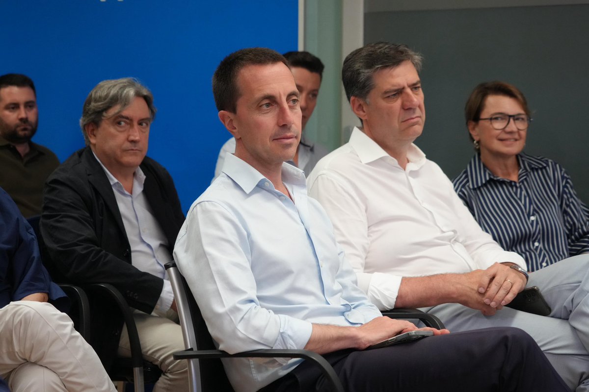 PPdeMallorca's tweet photo. 💙 El @ppbalears ha celebrat avui el seu Comitè de Direcció, presidit per @MargaProhens i amb el suport del president del @PPdeMallorca, @Ll_Galmes, per continuar reforçant un projecte fort, coordinat i preparat pels reptes de futur.

Més equip, més força i la mateixa il·lusió per continuar fent avançar aquestes illes.

#ÉsFerHo #EsHacerlo