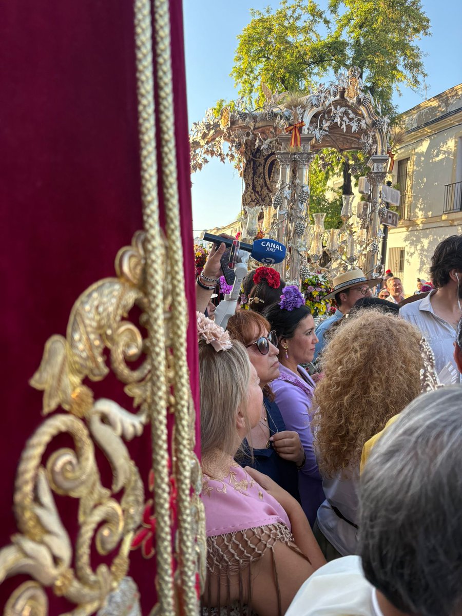 PrendimientoJrz's tweet photo. 🕊️❤️‍🔥🐴

Como cada año, una representación de nuestra Junta de Gobierno hemos salido a recibir al 𝗦𝗶𝗺𝗽𝗲𝗰𝗮𝗱𝗼 de nuestra Hermandad del Rocío en su peregrinación de vuelta de la Romería del #Rocío26, donde hemos ofrecido una ofrenda floral al 𝗦𝗶𝗺𝗽𝗲𝗰𝗮𝗱𝗼 𝗠𝗼𝗿𝗮𝗱𝗼. https://t.co/ogzc9u271P