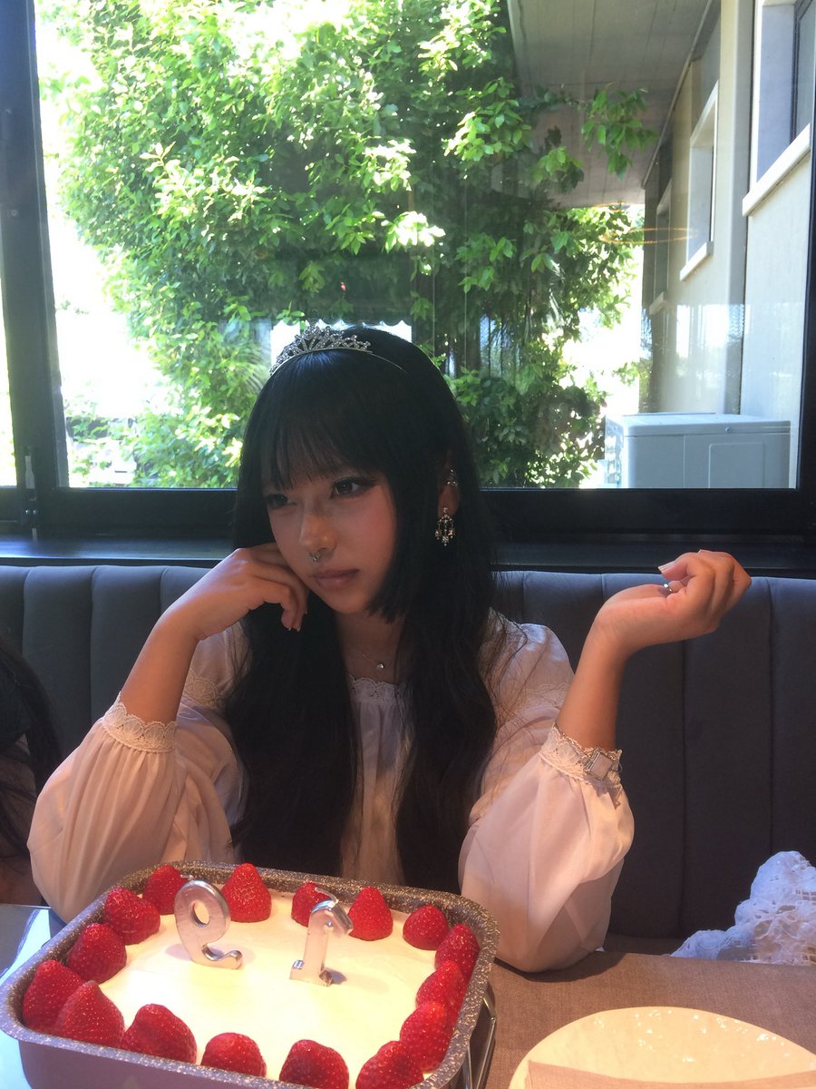 misaccccccc's tweet photo. 哦对了 无人在意的淡推日子里我十九岁了 https://t.co/RM2hWZeuTD