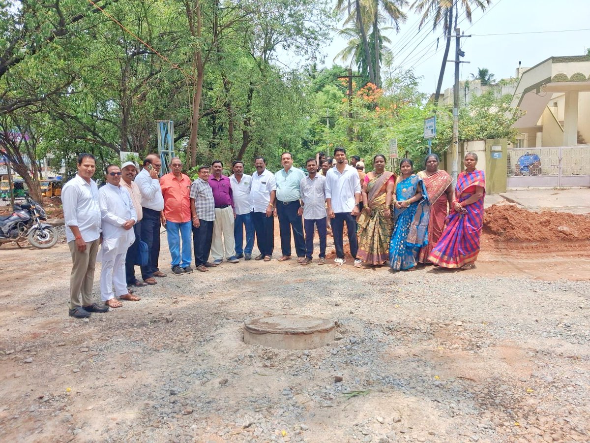 KUR_BRS's tweet photo. Inaguaration of Vayupuri colony CC Roads by Ex Corporator Kothapally Meena Upender Reddy after continues follow up with Commissioner and ZC along with colony residents with Mp eatala Rajander Garu support.

#neredmetcorporator #kothapallymeenaupendarreddy #yapral #188division https://t.co/3BgtGYO6Z1