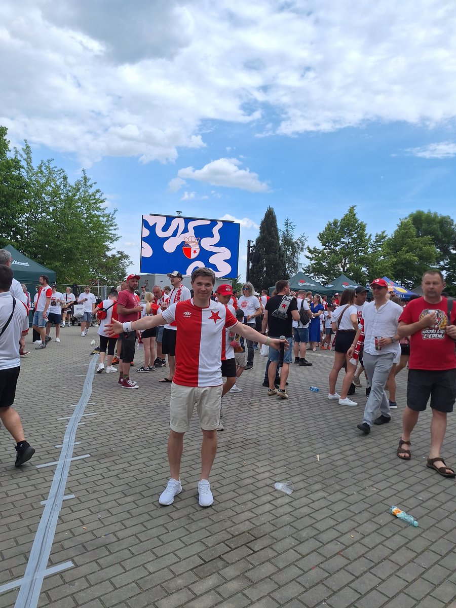 7simino's tweet photo. Slávistky, Slávisti,
nemáte prosím někdo nějaká videa z nedělní fanzóny, kde jsme fandili, skandovali, srandovali, zpívali, přivolávali bůra a stavěli sochu Ondrovi Kolářovi? 🙏😊
Já na to neměl úplně čas a rád bych nějakou vzpomínku, která nevybledne...🤷♂️😁
#mistri ❤️🤍 https://t.co/HseUEYzCA5