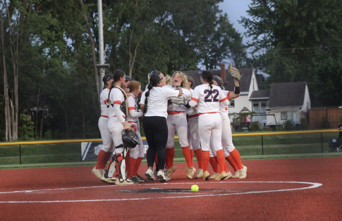izzysoftball24's tweet photo. no quit in this team. my girls forever🐍🧡 #rollcobsforever https://t.co/CE9jmE4NXz